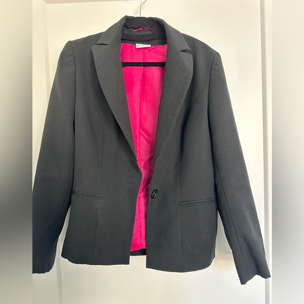 Black blazer, pink lining￼